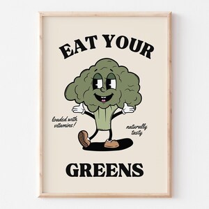 Könnte beinhalten: Ein gerahmter Druck mit einem Cartoon-Brokkoli-Charakter mit einem lächelnden Gesicht, Armen und Beinen. Der Text "EAT YOUR GREENS" steht über und unter dem Brokkoli. Zusätzlicher Text lautet "loaded with vitamins!" und "naturally tasty."