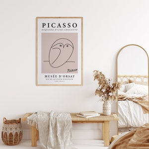 Puede incluir: Impresi&oacute;n art&iacute;stica enmarcada con un boceto de b&uacute;ho de Picasso. La obra de arte, titulada "Esquisse d'une Chouette", se exhibe en un marco de madera. La impresi&oacute;n incluye la firma del artista y los detalles del Mus&eacute;e d'Orsay. La paleta de colores es neutra con un fondo rosa.