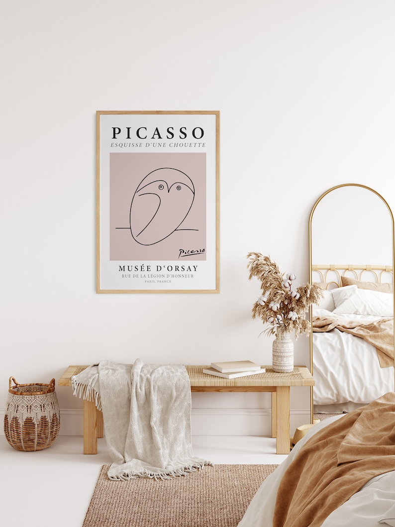 Puede incluir: Impresi&oacute;n art&iacute;stica enmarcada con un boceto de b&uacute;ho de Picasso. La obra de arte, titulada "Esquisse d'une Chouette", se exhibe en un marco de madera. La impresi&oacute;n incluye la firma del artista y los detalles del Mus&eacute;e d'Orsay. La paleta de colores es neutra con un fondo rosa.