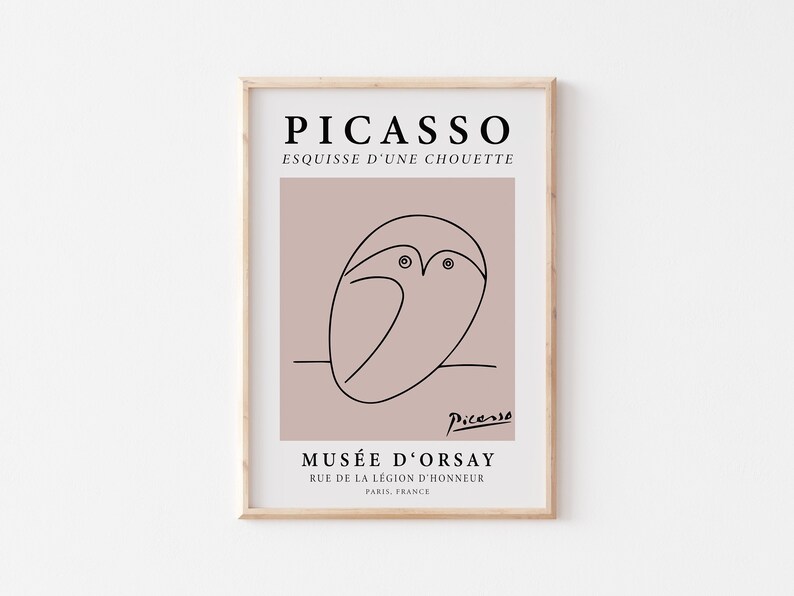 Puede incluir: L&aacute;mina enmarcada con un boceto de un b&uacute;ho de Picasso. La obra incluye el texto "PICASSO ESQUISSE D'UNE CHOUETTE" y "MUS&Eacute;E D'ORSAY RUE DE LA L&Eacute;GION D'HONNEUR PARIS, FRANCE". El b&uacute;ho es un dibujo lineal negro sobre fondo rosa.