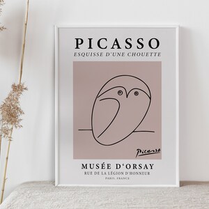 Puede incluir: Impresi&oacute;n art&iacute;stica enmarcada con un boceto de b&uacute;ho de Picasso en negro sobre un fondo rosa empolvado. La impresi&oacute;n incluye el nombre del artista, el t&iacute;tulo "Esquisse d'une Chouette" y la direcci&oacute;n del Mus&eacute;e d'Orsay en Par&iacute;s, Francia.
