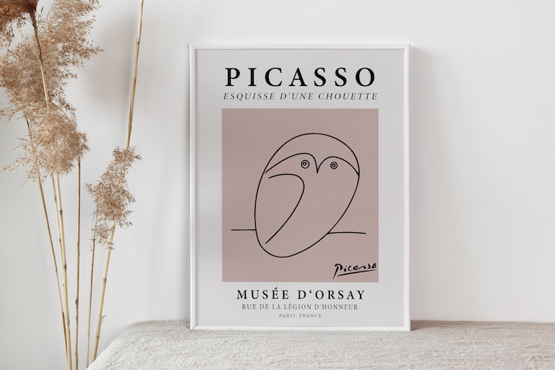 Puede incluir: Impresi&oacute;n art&iacute;stica enmarcada con un boceto de b&uacute;ho de Picasso en negro sobre un fondo rosa empolvado. La impresi&oacute;n incluye el nombre del artista, el t&iacute;tulo "Esquisse d'une Chouette" y la direcci&oacute;n del Mus&eacute;e d'Orsay en Par&iacute;s, Francia.