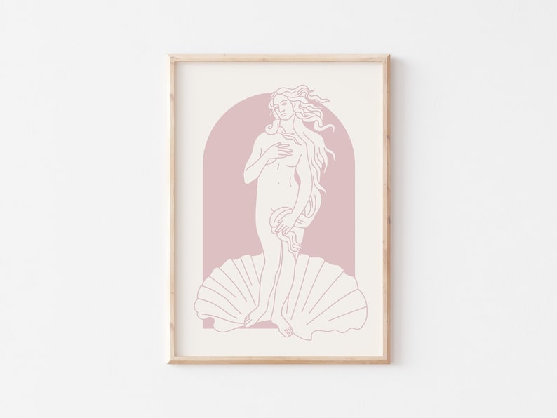 Peut inclure: Une impression en ligne de la Naissance de V&eacute;nus, un c&eacute;l&egrave;bre tableau de la Renaissance. L'image est de couleur rose clair et repr&eacute;sente une femme debout sur une coquille Saint-Jacques.