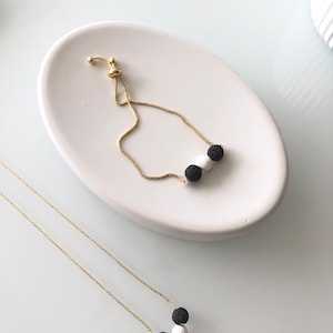 Ensemble collier et bracelet en plaqué or 18 carats avec lave brune et lave blanche ; Collier minimaliste diffuseur de perles de lave d&#39;huiles essentielles Bijoux d&#39;aromathérapie
