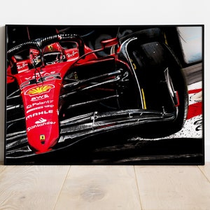 Könnte beinhalten: Nahaufnahme eines roten Formel-1-Rennwagens mit schwarzen und weißen Details. Das Auto befindet sich auf einem schwarzen Hintergrund mit einer weißen Linie im Vordergrund. Das Auto trägt Sponsorenlogos, darunter "Santander", "Mahle", "Q8", "Palantir" und "Ray-Ban".