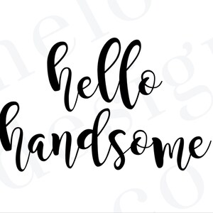 Puede incluir: Un fondo blanco con las palabras "hello handsome" escritas en cursiva negra. La palabra "hello" está encima de la palabra "handsome". El texto está centrado.