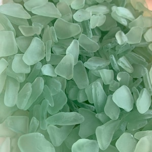 Petits bijoux en verre de mer vert clair en écume de mer Verre de mer Verre d&#39;océan Verre de mer dégringolé sur la plage Artisanat en verre Verre d&#39;art Verre de mer