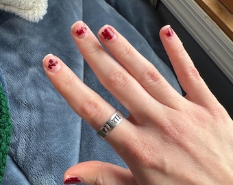 Anillo con números romanos personalizado