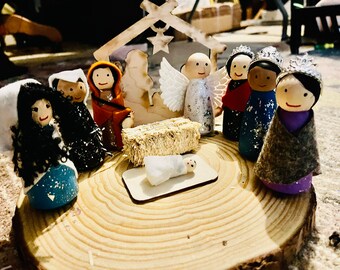 Nativity Pegs with Crèche