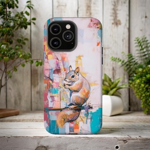 Op de afbeelding: Telefoonhoesje met een kleurrijke illustratie van een eekhoorn. De eekhoorn is afgebeeld in tinten oranje, bruin en grijs, zittend op een tak. De achtergrond is een abstracte mix van vormen en kleuren, waaronder roze, blauw en geel.
