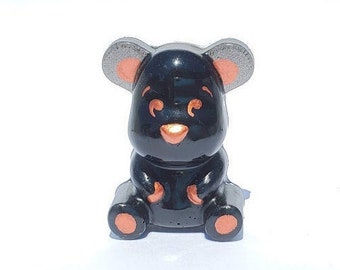 Schwarzer Bär Resin Teddybär Magnet / Schlüsselanhänger handgefertigt und handbemalt