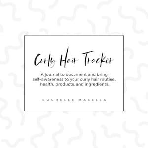 Könnte beinhalten: Ein Schwarzweißbild eines Journal-Covers mit dem Text "Curly Hair Tracker" und dem Slogan "Ein Journal, um Ihre lockige Haarroutine, Gesundheit, Produkte und Inhaltsstoffe zu dokumentieren und Selbstbewusstsein zu schaffen." Der Name des Autors, "ROCHELLE MASELLA", ist unter dem Slogan gedruckt.