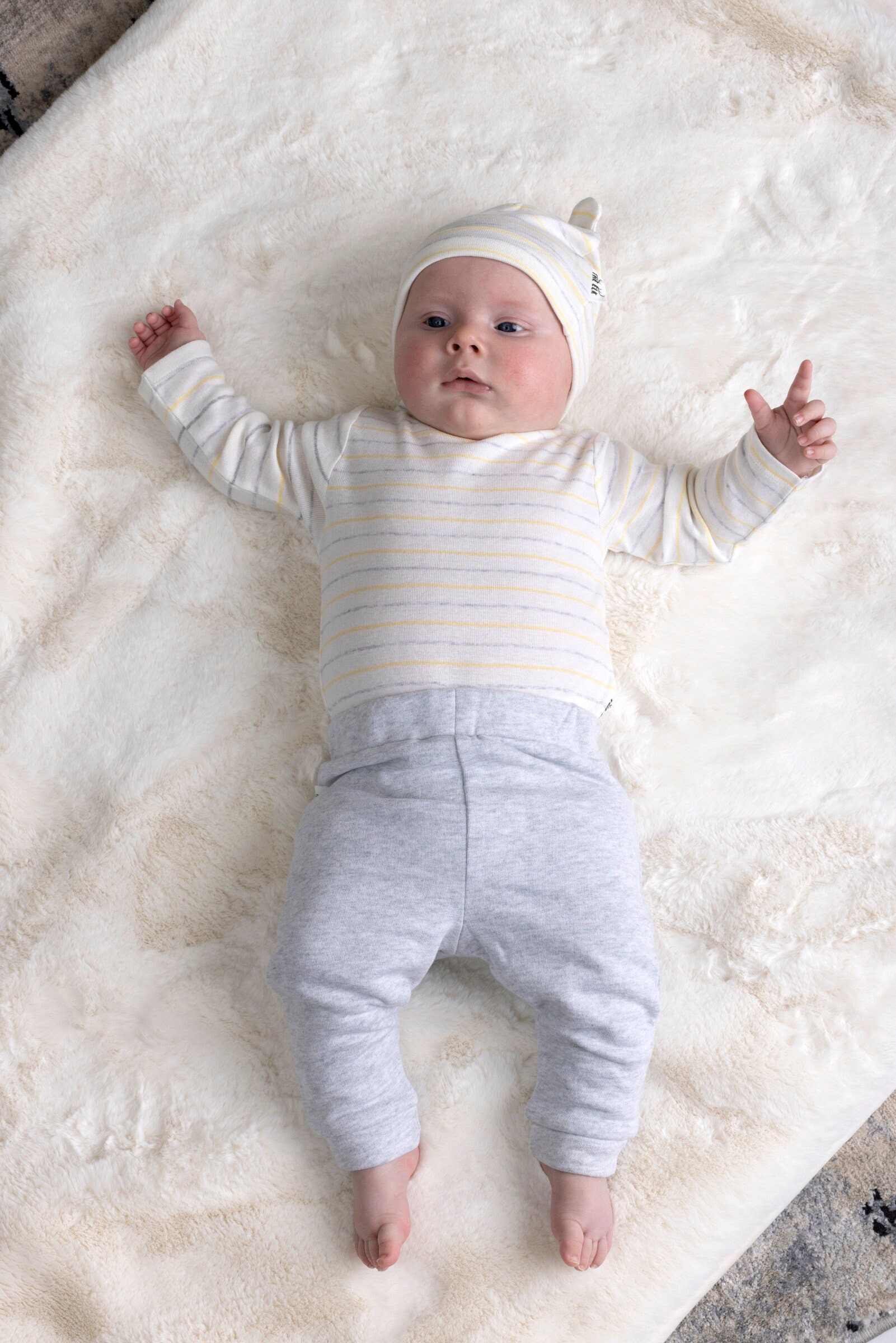 Tenue 2 pièces bébé garçon, body bleu blanc, pantalon polaire gris