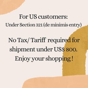 Pode incluir: Texto sobre um fundo p&ecirc;ssego e dourado com o texto "Para clientes dos EUA: De acordo com a Se&ccedil;&atilde;o 321 (entrada de minimis) N&atilde;o &eacute; necess&aacute;rio imposto/tarifa para remessas abaixo de US$ 800. Aproveite suas compras!"