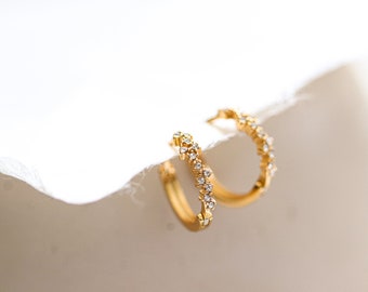 Pendientes delicados de oro con pavé de circonitas, pendientes de aro pequeños de oro, pendientes de círculo con circonitas, pendientes de diamantes de imitación, pendientes de aro pequeños de oro