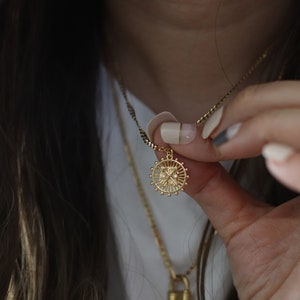 colar de moeda de ouro, colar de medalhão de ouro, colar de camadas delicadas, colar minimalista, colar de ouro moderno, colar boho