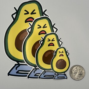 Puede incluir: Un conjunto de pegatinas de aguacate de varios tamaños, cada una con un cuerpo amarillo, un hueso marrón y una cara enfadada. Las pegatinas están sobre una base azul, con una moneda para comparar el tamaño.