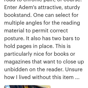 Pode incluir: Um suporte de livros de madeira com duas barras de metal para segurar as p&aacute;ginas no lugar. O suporte de livros &eacute; feito de madeira natural e tem um design simples e elegante. O suporte de livros est&aacute; segurando uma revista intitulada "Outside" com uma foto de uma mulher usando &oacute;culos de sol na capa.