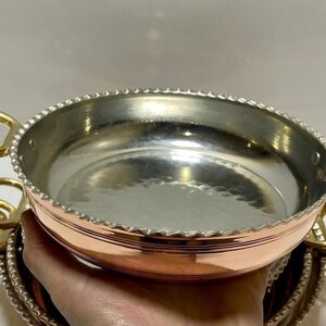 K&ouml;nnte beinhalten: Set aus vier Servier Schalen aus Kupfer und Messing mit geh&auml;mmerten Metalloberfl&auml;chen und dekorativen Perlenr&auml;ndern. Die Schalen haben eine gl&auml;nzende Oberfl&auml;che und sind &uuml;bereinander gestapelt.