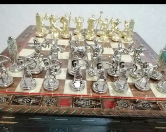 Jeu d'échecs mythologique, Jeu d'échecs unique fait main, Boîte incrustée de noyer, Pierres plaquées cuivre, Caisse en bois incrusté de nacre, Jeu d'échecs en bois