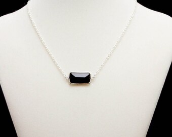 Schwarzes Onyx-Rechteck in Sterling-Lünette an silberfarbener Kette. Länge 17-18 Zoll