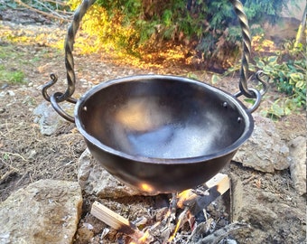 Handgeschmiedeter Kessel, handgemachter mittelalterlicher Kessel, handgeschmiedeter einteiliger Kochkessel, kleiner Outdoor-Camp-Topf, kleiner Hexenkessel