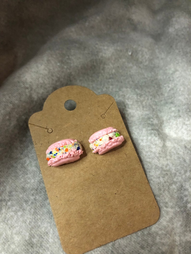 Macarons earrings with confetti cream!