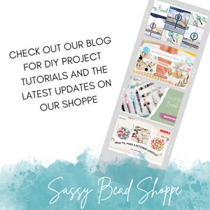 K&ouml;nnte beinhalten: Eine Collage von Bildern, die f&uuml;r den Blog und die Tutorials eines Perlenladens werben. Der Text lautet "Schauen Sie sich unseren Blog f&uuml;r DIY-Projekt-Tutorials und die neuesten Updates in unserem Shop an". Der Name des Ladens ist "Sassy Bead Shoppe".