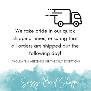 K&ouml;nnte beinhalten: Eine Schwarzwei&szlig;illustration eines Lieferwagens mit dem Text "We take pride in our quick shipping times, ensuring that all orders are shipped out the following day! *HOLIDAYS & WEEKENDS ARE THE ONLY EXCEPTIONS" und dem Text "Sassy Bead Shoppe" unten.