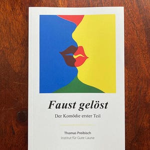Könnte beinhalten: Buchcover mit einem farbenfrohen abstrakten Design von zwei sich küssenden Gesichtern. Der Titel lautet "Faust gelöst" und der Untertitel "Der Komödie erster Teil". Der Autor ist Thomas Preibisch und der Verlag ist Institut für Gute Laune.