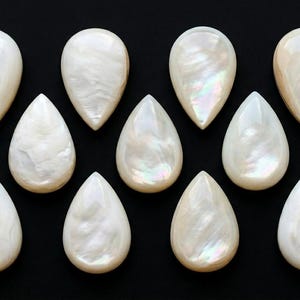 Pärlemor-cabochon: Naturlig päronsten, kalibrerad platt baksida, lös sten