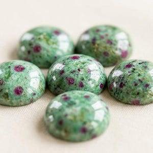 Rubin Fuchsit Cabochon: Naturlig rund ädelsten, kalibrerad platt baksida, lös sten för smyckestillverkning