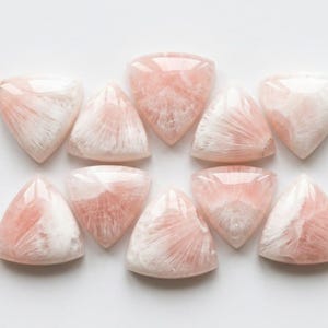 Cabochon di scolecite rosa: gemma naturale a taglio trilione, retro piatto calibrato, pietra sciolta per la creazione di gioielli