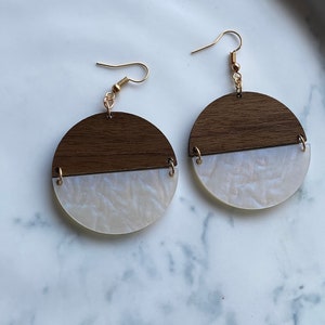 Circle Walnut and Iridescent Pearl Acrylic Earrings zdjęcie 2