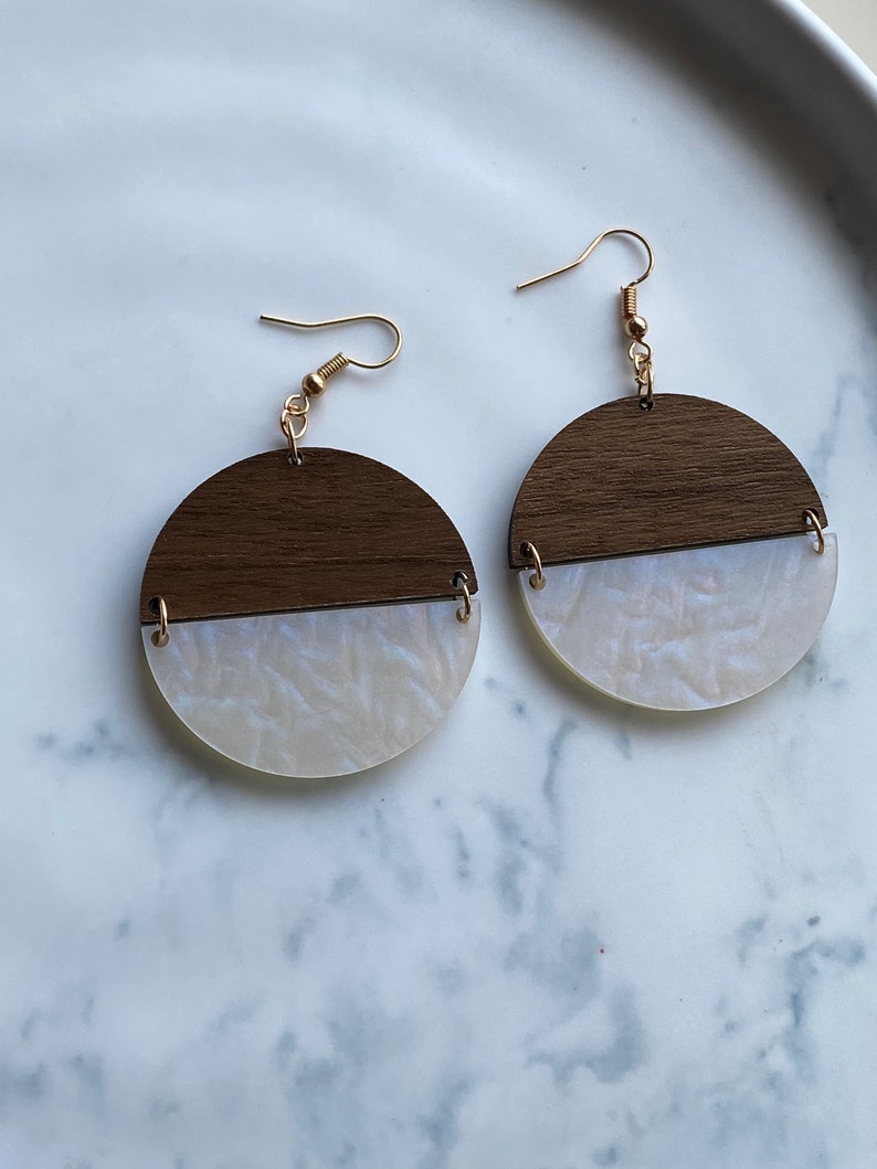 Circle Walnut and Iridescent Pearl Acrylic Earrings zdjęcie 2