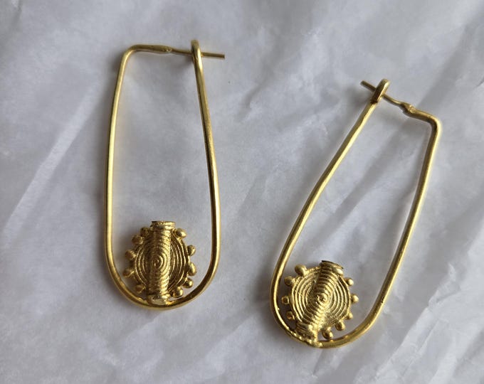Gilded bronze earrings with Baoulé-NHYIRA weights