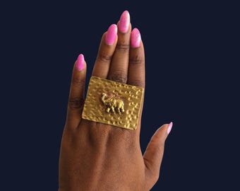 Adjustable bronze textured ring with an elephant - SWUI LOVE