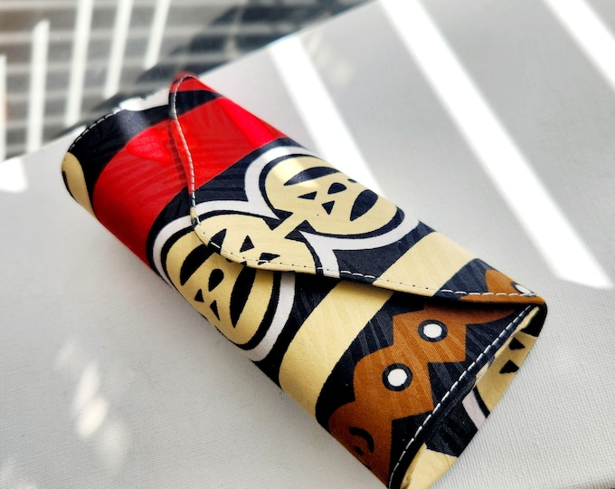 Hard glasses case with Wax fabric, Glasses protector with cowrie shells - HUA