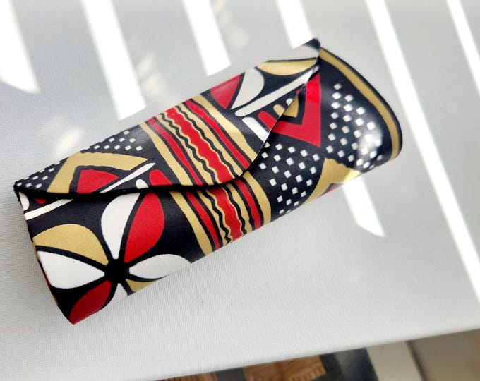Hard glasses case with Wax fabric, Glasses protector with cowrie shells - HUA