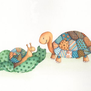Puede incluir: Ilustración en acuarela de un caracol y una tortuga. El caracol está en una cama de hojas verdes, y la tortuga está a su lado. Ambos tienen diseños de caparazón de retazos en tonos azules, naranjas y marrones.
