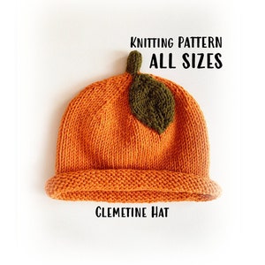 Könnte beinhalten: Strickanleitung für eine Clementinenmütze in allen Größen. Die Mütze ist orange mit einem grünen Blatt oben. Der Text "Knitting Pattern All Sizes" und "Clementine Hat" ist sichtbar.