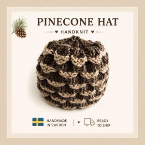 Könnte beinhalten: Eine handgestrickte Mütze mit einem strukturierten, geschichteten Muster aus dunkelbraunem und beigem Garn, das wie ein Tannenzapfen aussieht. Der Text PINECONE HAT HANDKNIT steht darüber, ergänzt durch den Hinweis auf die Herstellung in Schweden.