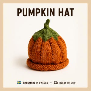 Può includere: Un berretto lavorato a maglia a forma di zucca con corpo arancione a coste e parte superiore verde con un piccolo stelo. Il testo PUMPKIN HAT è stampato in marrone scuro in alto, mentre in basso figurano una bandiera svedese e il testo HANDMADE IN SWEDEN.