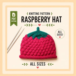 Könnte beinhalten: Ein gestrickter Himbeerhut mit grünem Oberteil und rotem Körper. Der Hut ist so gestaltet, dass er wie eine Himbeere aussieht. Das Bild enthält auch Stricknadeln und den Text "Raspberry Hat" und "All Sizes!"