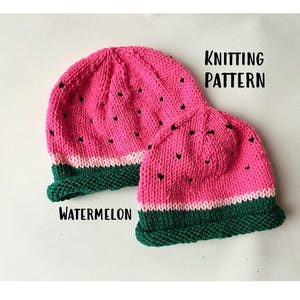 Puede incluir: Dos gorros de punto de sandía, uno rosa y otro rosa más pequeño, con rayas verdes y blancas. Los gorros tienen detalles de semillas negras. El texto "KNITTING PATTERN" y "WATERMELON" es visible.