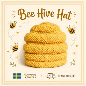 Puede incluir: Un gorro de punto amarillo con forma de colmena y un diseño texturizado de varias capas. La imagen incluye el texto Bee Hive Hat, ilustraciones de dos abejas, corazones pequeños y flores, junto con un icono de bandera sueca y un camión.