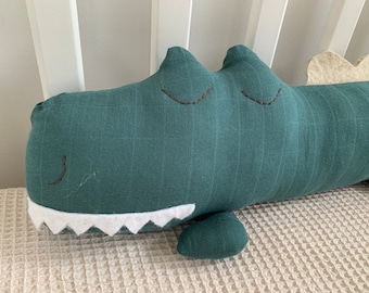 Coussin crocodile pour chambre d'enfant sur le thème Safari