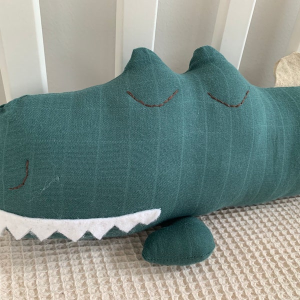 Coussin crocodile pour chambre d'enfant sur le thème Safari