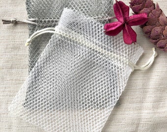 Puede incluir: Dos bolsas de lavandería de malla blanca con cierre de cordón. Las bolsas están hechas de un material de malla fina y son ideales para artículos delicados.