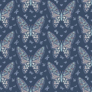 Peut inclure: Un motif répétitif de papillons sur fond bleu marine. Les papillons ont des ailes ornées de motifs floraux et de feuilles blancs, rouges et verts. De petits papillons et insectes sont dispersés.